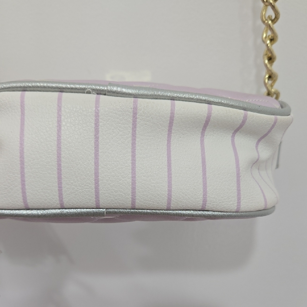 Betsey Johnson Lilac Quilted Crossbody Bag with Gold & Polyurethane Chain. - Picture 7 of 11